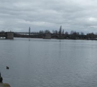 Blick vom Unteren Mainkai zur Alten Mainbrücke