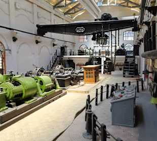 Bilder aus einem Modell der Werkhalle