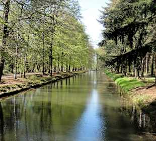 Garten- und Teichlandschaft in der Peripherie