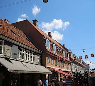 Enge Gassen und bunte Gebäude