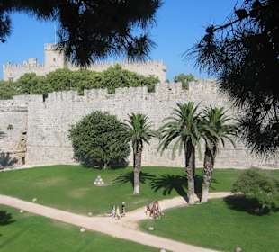 Park um Grossmeisterpalast in Rhodos