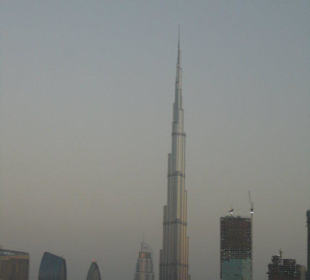 Blick auf Skyline in der Dämmerung