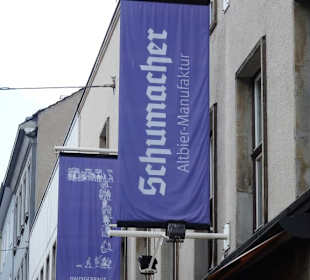 Fahnen über dem Eingang der Brauerei Schumacher
