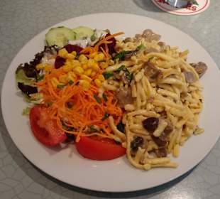 Spätzle mit Champignon-Rahmsoße und Salat