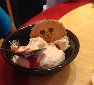 Dessert im Café Mickey