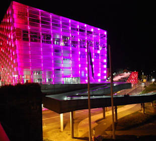 Das ARS Electronica Center bei Nacht