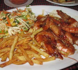 Prawns mit Pommes und Salat