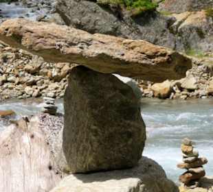 Steinfigur im Bachbett