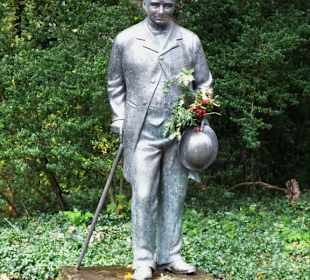 Statue des Kaufmanns Knoop in seinem Park