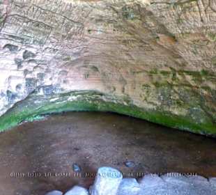 Ein Meer von Fels-Eingravierungen von Besuchern