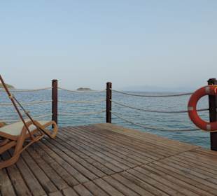 Badebucht mit Blick auf kleine Insel