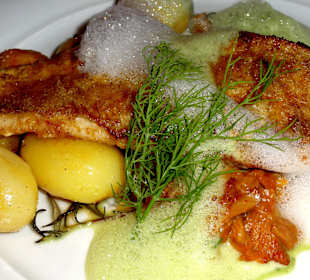 Gebackenes Fischfilet im Restaurant Reblaus