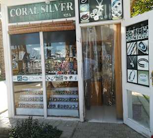 Kleiner Schmuckladen mit ehrlichem Verkäufer