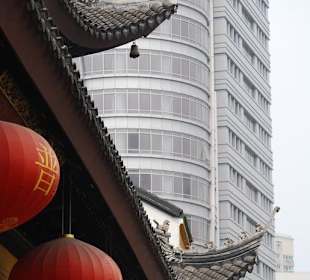 Kontraste beim Jade-Buddha-Tempel