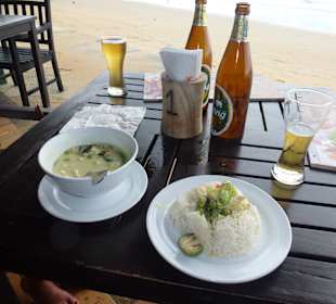 Grüner Curry in einem Strand Lokal
