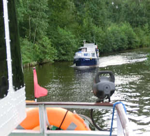 Auch Hausboote fahren hier