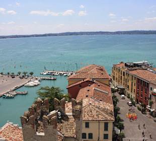 Blick von der Scaligerburg auf Sirmione