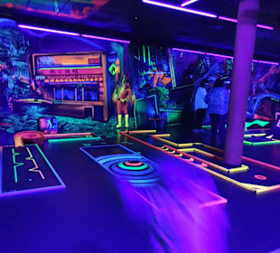 Schwarzlichthelden Minigolf