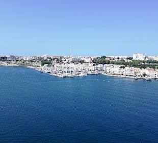 Bei der Einfahrt in den Hafen von Mahon