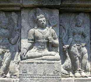 Rzeźbienia wokół świątyni Prambanan