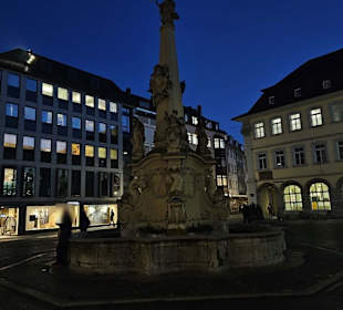 Brunnen bei Nacht