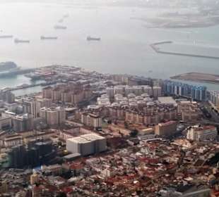 Blick vom Affenfelsen auf den Hafen