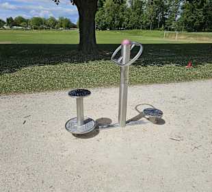 Fitnessgeräte am Streetballplatz