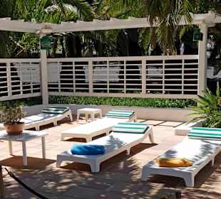 Liegestüle beim Pool