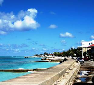 Straße führt direkt an der Küste entlang