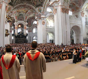 Eucharistiefeier einer grossen Pilgergruppe