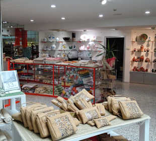 Geschäfte im Terminal des Flughafens von Olbia