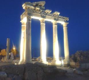 Die Säulen in Side bei Nacht