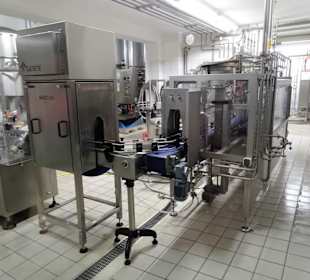 Moderne Flaschenabfüllung in der Hausbrauerei