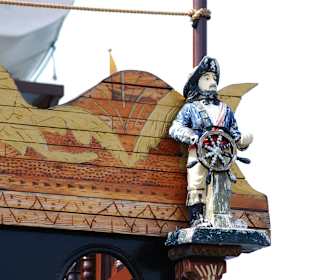 Figur am Piratenschiff