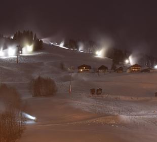 Skipisten bei Nacht.
