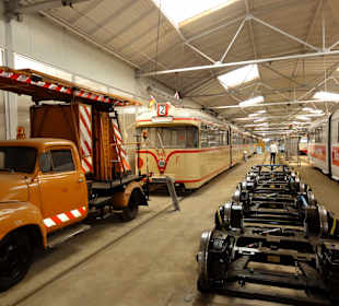Rundgang durch die Fahrzeughallen