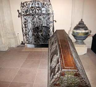 Särge in der Krypta