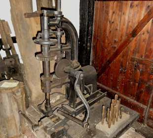 Bohrmaschine in der Torfschiffwerft