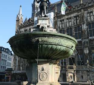 Der Karlsbrunnen in Aachen auf dem Rathausmarkt