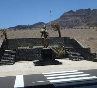 Denkmal für Cesária Évora for dem Flughafen