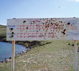 Hinweistafel zu den Fährzeiten