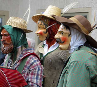 Musikergruppe mit individuellen Masken