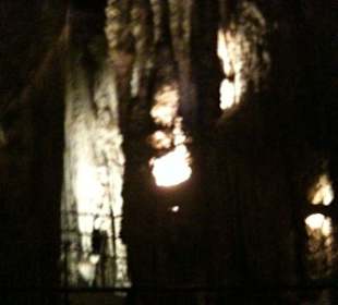 Beleuchtete Stalagmiten und Stalagtiten