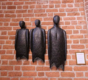 Skulptut "Mutter und Töchter"