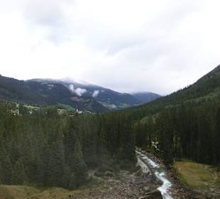 Schöne Landschaft mit Wasserfall