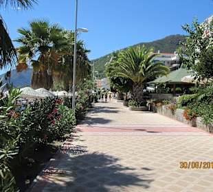 Die Prommenade zwischen Hotel und Strand (km-lang)