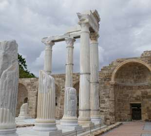 Tempel der Athene dahinter die Basilika