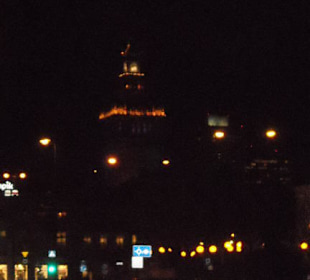 Pałac Kultury i Nauki nocą, cudownie oświetlony 