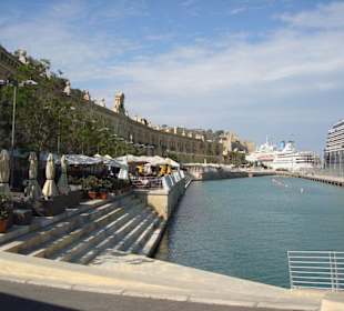 Eines der Lokale links ist die Hard Rock Bar