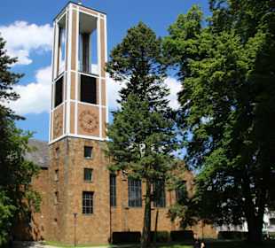 Kirchturm und Kirche 